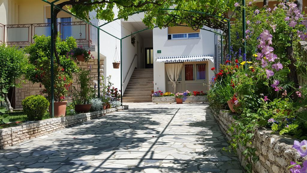 Apartment Paradiso